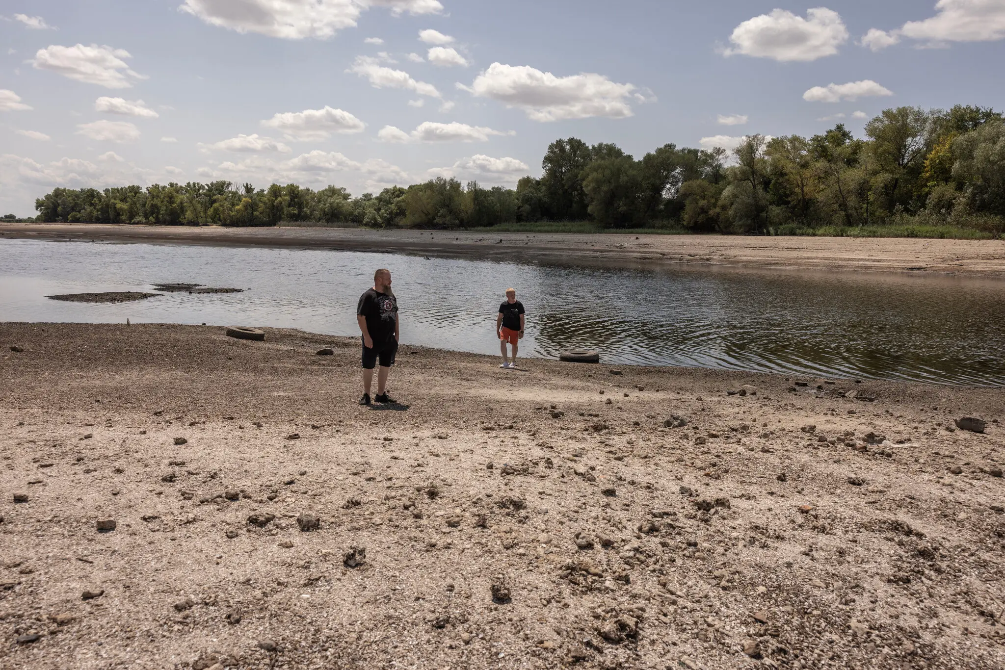 Сергій (ліворуч) і Але Бежан (праворуч) були рибалками, поки вода не витекла з Каховського водосховища